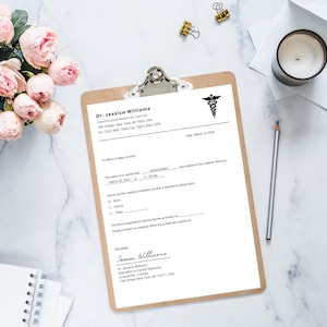 Puede incluir: Un portapapeles con un documento m&eacute;dico, con el nombre "Dr. Jessica Williams" y un s&iacute;mbolo m&eacute;dico. El documento incluye l&iacute;neas para la informaci&oacute;n del paciente y una fecha. Un l&aacute;piz, una vela y flores tambi&eacute;n est&aacute;n presentes.