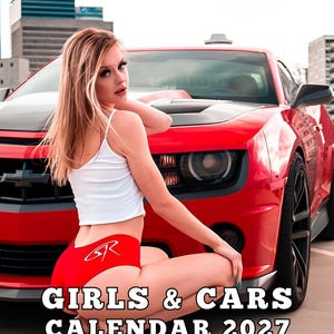 Könnte beinhalten: Ein Kalender für 2027 mit dem Titel GIRLS & CARS CALENDAR 2027, der ein Foto einer Person in einem weißen Tanktop und roten Shorts mit dem Logo GR zeigt, die vor einem leuchtend roten Sportwagen mit schwarzen Akzenten und dunklen Rädern posiert.