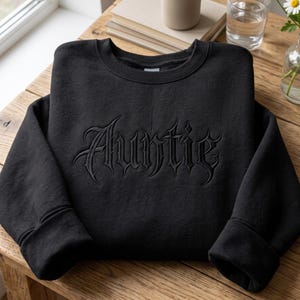 Broderad mostertröja, kokett rosettskjorta, trendig mosterpresent, death metal-stil