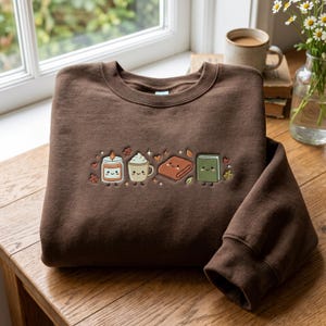 Broderad bokälskartröja, höstläsning, kaffe, lärarutrustning (65 % bomullsblandning)