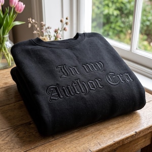Broderad tröja från författartiden, ton-i-ton, present till författare