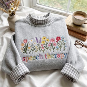 Broderad logopedtröja med lös halsringning, blommönster, SLP-gåva