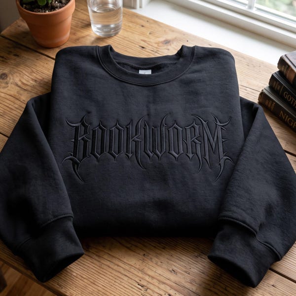 Bluza z haftem Bookworm, czcionka gotycka, odzież dla miłośników książek