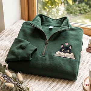 Broderad svart kattläsningströja med kvarts dragkedja, mysig fleecetröja för bokälskare