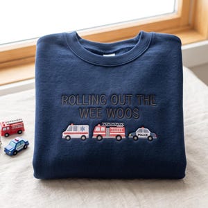Broderad 911 Dispatcher-tröja: Rolling Out the Wee Woos, Dispatch Life, First Responder-tröja med rund hals