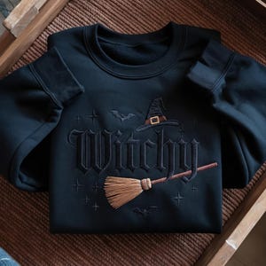 Besticktes Witchy Halloween Sweatshirt, Hexenkostüm mit Fledermaus und Besenstiel