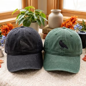 Broderad basebollkeps i tvättad bomull, unisex hatt med korpmotiv