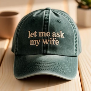 Pode incluir: Uma placa de madeira rústica com o texto "Welcome to our home" em letras brancas. A placa apresenta um acabamento desgastado e um design simples e acolhedor.