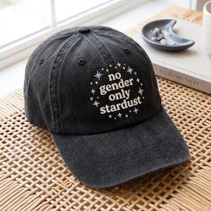Bestickte Non Binary Pride Washed Cotton Cap, Enby Stardust Stars