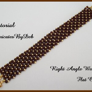 Puede incluir: Un brazalete de cuentas marrones con detalles dorados, que presenta un patrón de tejido en ángulo recto. El brazalete es de estilo brazalete plano. El texto "Tutorial Intricates By Deb" y "Right Angle Weave Flat Cuff" es visible en la imagen.