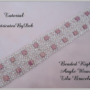 Puede incluir: Un primer plano de un brazalete de cuentas con un esquema de color plateado y rosa. El brazalete está hecho con pequeñas cuentas de semillas y cuentas cuadradas más grandes. El texto "Beaded Right Angle Weave Tila Bracelet" es visible debajo del brazalete.