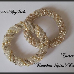 Puede incluir: Dos pulseras de cuentas doradas y transparentes en forma de espiral. Las pulseras están entrelazadas y la imagen incluye el texto "Tutorial: Pulsera espiral rusa".