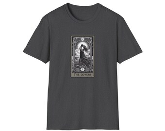 Könnte beinhalten: Dunkelgraues T-Shirt mit einem Tarotkarten-Design. Die Karte zeigt ein sich umarmendes Paar unter einem Halbmond, mit den Worten "THE LOVERS" unten. Das Design ist in Schwarz und Weiß gehalten.