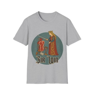 Op de afbeelding: Grijs t-shirt met een middeleeuws thema. Het ontwerp toont een vleesridder die knielt voor een koningin, met de tekst "Sir Loin" eronder. De afbeelding staat tegen een turquoise cirkel.