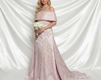 Vestido largo de satén rosa ruborizado con hombros descubiertos y cuentas en forma de A