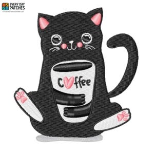 Op de afbeelding: Geborduurde patch met een zwarte kat die een koffiekopje vasthoudt. De kat heeft roze oren, neus en voetzolen. De koffiekop is wit met het woord "Coffee" en een hart. De patch heeft bovenaan de tekst "EVERY DAY PATCHES".