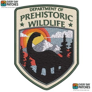 Puede incluir: Parche bordado con una silueta de dinosaurio negro sobre un fondo de montañas, puesta de sol y pinos. El parche dice "DEPARTMENT OF PREHISTORIC WILDLIFE" en texto verde con estrellas. El parche tiene un borde verde y el logo "EVERY DAY PATCHES".