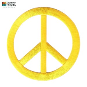 Puede incluir: Un parche bordado amarillo con el símbolo de la paz. El parche presenta un diseño clásico del símbolo de la paz con un círculo y tres líneas. El parche tiene el texto "EVERY DAY PATCHES" y "STYLE THAT STICKS EVERY DAY".