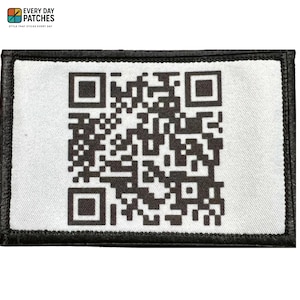 Könnte beinhalten: Ein rechteckiger Aufnäher mit schwarzem Rand und weißer Mitte mit einem schwarzen QR-Code. Der Aufnäher trägt den Text "EVERY DAY PATCHES" und "STYLE THAT STICKS EVERY DAY" in der oberen linken Ecke.