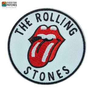 Può includere: Toppa ricamata circolare con il logo della lingua e delle labbra dei Rolling Stones. Il design presenta rosso e bianco su sfondo azzurro chiaro, con il nome della band in lettere nere. Un classico emblema musicale.