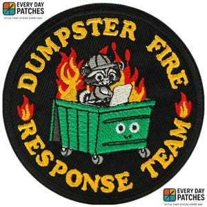 Pode incluir: Patch bordado com o texto "DUMPSTER FIRE RESPONSE TEAM" em amarelo em torno de um círculo preto. O patch apresenta um guaxinim com capacete dentro de uma lixeira verde em chamas.