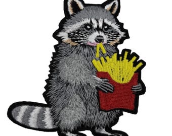 Puede incluir: Parche bordado con un mapache comiendo patatas fritas de una caja roja. El mapache es gris, blanco y negro con una lengua rosa. El parche tiene un borde negro y el texto "EVERY DAY PATCHES" en la parte superior.