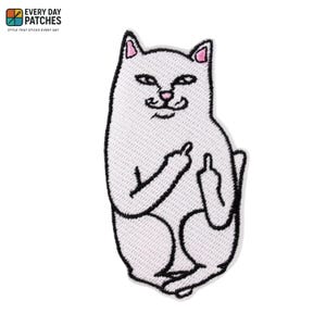 Può includere: Toppa ricamata raffigurante un gatto bianco con contorni neri, che mostra il dito medio con entrambe le zampe. Il gatto ha l'interno delle orecchie e il naso rosa. La toppa ha il testo "EVERY DAY PATCHES" e "STYLE THAT STICKS EVERY DAY".