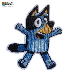 Könnte beinhalten: Gestickter Aufnäher mit einem Cartoon-Hund mit blauem Fell, schwarzen Ohren und einer hellbraunen Schnauze. Der Hund befindet sich in einer spielerischen Pose mit ausgestreckten Armen und einem lächelnden Gesichtsausdruck. Der Aufnäher hat den Text "EVERY DAY PATCHES".