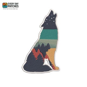 Könnte beinhalten: Gestickter Aufnäher mit einer heulenden Wolfsilhouette mit einem geschichteten Design aus Bäumen und Streifen in Blau-, Grün-, Orange- und Gelbtönen. Der Aufnäher hat einen weißen Rand und den Text "EVERY DAY PATCHES" und "STYLE THAT STICKS EVERY DAY".