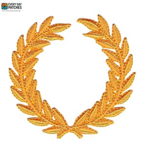 Puede incluir: Parche de corona de laurel bordada en oro. El parche presenta un diseño detallado de hojas superpuestas, creando una forma circular. El parche está hecho con hilo dorado y tiene una apariencia texturizada. El texto "EVERY DAY PATCHES" está en la esquina superior izquierda.
