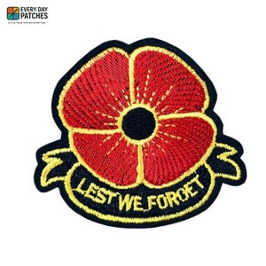 Op de afbeelding: Geborduurde patch met een rode klaproos met een zwart centrum en gele accenten. De patch bevat de tekst "LEST WE FORGET" in geel op een zwarte banner. De patch is zwart omrand en heeft bovenaan de tekst "EVERY DAY PATCHES".