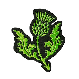 Pode incluir: Patch bordado com uma flor de cardo verde com folhas e caule detalhados, sobre um fundo preto. O patch apresenta uma cor verde vibrante, destacando o design intrincado da planta. Ideal para adicionar um toque de natureza a roupas ou acessórios.