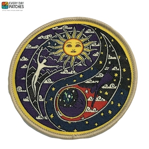 Puede incluir: Parche bordado redondo con un diseño de yin-yang. Presenta un sol sonriente, una figura y elementos celestiales. El parche tiene un borde amarillo y el texto "EVERY DAY PATCHES STYLE THAT STICKS EVERY DAY".