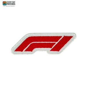 Puede incluir: Parche bordado con el logotipo de Fórmula 1 en rojo con borde blanco. El parche es rectangular con bordes redondeados. El parche tiene el texto "EVERY DAY PATCHES" en la parte superior izquierda.