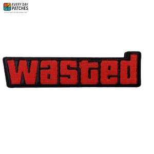 Pode incluir: Patch bordado retangular com a palavra "WASTED" em letras vermelhas maiúsculas. As letras são contornadas em preto, com uma borda preta. O patch foi projetado para ser costurado ou passado a ferro em artigos de tecido.