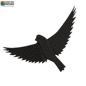 Puede incluir: Parche bordado negro de un pájaro en vuelo, con las alas extendidas. El parche tiene un aspecto texturizado y está sobre un fondo blanco. El parche es de Every Day Patches.