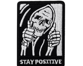 Parche termoadhesivo bordado de calavera "Mantente positivo" - Insignia de meme moral