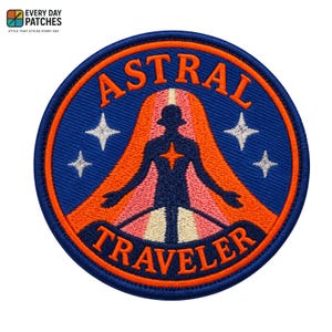 Może przedstawiać: Okrągła haftowana naszywka z ciemnoniebieską obwódką i tłem. Zawiera pomarańczowy napis ASTRAL TRAVELER, ciemnoniebieską sylwetkę postaci z rozłożonymi ramionami, centralną pomarańczową gwiazdę oraz cztery białe gwiazdy.