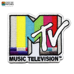 Puede incluir: Parche bordado con el logotipo de MTV sobre un fondo a rayas de colores. El logotipo blanco de MTV está delineado en negro. Las palabras "MUSIC TELEVISION" están bordadas en negro en la parte inferior. El parche tiene un borde blanco.