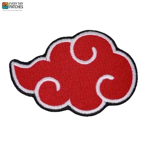 Può includere: Toppa ricamata con un design a nuvola rossa con dettagli bianchi e neri. La toppa ha un aspetto strutturato ed è probabilmente destinata all'applicazione su abbigliamento o accessori. Il testo "EVERY DAY PATCHES" si trova nell'angolo in alto a sinistra.