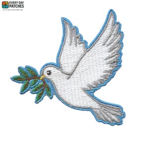 Puede incluir: Parche bordado con una paloma blanca que lleva una rama de olivo, delineada en azul. La paloma tiene sombreado gris en sus alas y cola. El parche tiene el texto "EVERY DAY PATCHES".