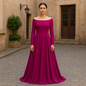 Op de afbeelding: Een magenta, vloerlange jurk met lange mouwen en een off-the-shoulder halslijn. De jurk heeft een getailleerd lijfje en een zwierige rok. De vrouw staat voor een stenen gebouw met een geplaveide oprit.