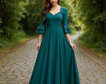 Op de afbeelding: Een lange, teal-kleurige jurk met een sweetheart halslijn en uitlopende mouwen. De jurk heeft een getailleerd lijfje en een zwierige rok, perfect voor formele evenementen. De jurk is gemaakt van een zachte, soepele stof.