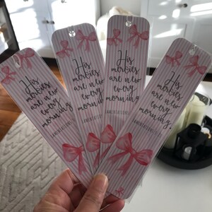 Marcapáginas "Su misericordia se renueva cada mañana", regalo cristiano con lazo rosa.