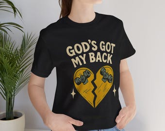 Gods Got My Back kristen t-shirt: Trasig skateboardhjärta grafisk t-shirt
