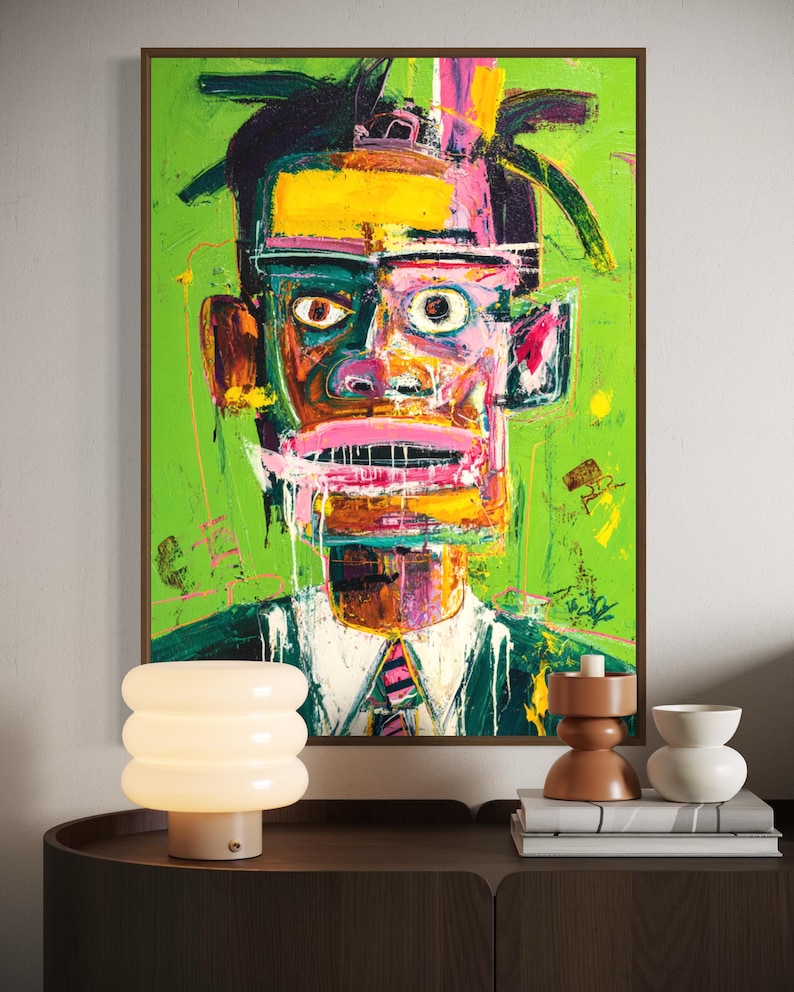 Puede incluir: Pintura de retrato abstracto con fondo verde, que presenta un rostro con colores llamativos como amarillo, rosa y naranja. El sujeto lleva una camisa blanca y una corbata a rayas rosas y negras. La obra est&aacute; enmarcada en un marco de madera marr&oacute;n.