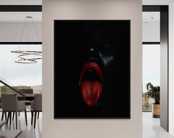 Arte de parede imprimível com mulher negra de lábios vermelhos, download digital de ébano com a língua para fora, arte afro-americana ousada e glamourosa.