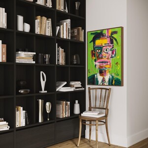 Puede incluir: Una estanter&iacute;a negra llena de libros y objetos decorativos. Una pintura abstracta colorida cuelga de la pared. Una silla de madera con libros est&aacute; colocada frente a la pintura.