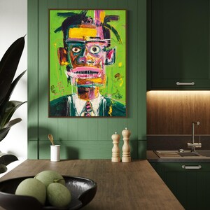 Puede incluir: Pintura de retrato abstracto con fondo verde. La obra presenta una figura con traje oscuro, camisa blanca y corbata estampada. El rostro est&aacute; pintado con colores brillantes, incluyendo amarillo, rosa y azul.