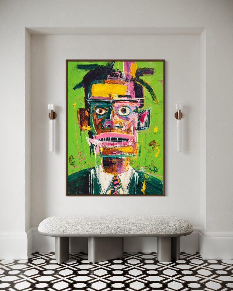 Puede incluir: Pintura de retrato abstracto con un fondo verde y una figura con traje y corbata. La obra de arte presenta colores llamativos, incluyendo amarillo, rosa y verde, y est&aacute; enmarcada en madera oscura. La pintura cuelga sobre un banco gris en un pasillo con suelo de baldosas en blanco y negro.